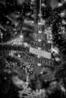 Dekorationen zum das Ferien auf ein Grün Weihnachten Baum im Nahansicht foto