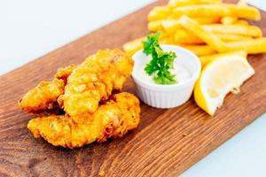 Fish and Chip mit Pommes Frites foto