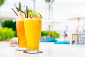 Iced Cocktails Trinkglas mit Strand und Meer foto