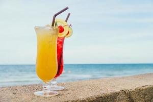 Iced Cocktails Trinkglas mit Strand und Meer foto