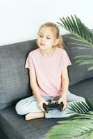 Mädchen spielen Video Spiel beim Zuhause foto