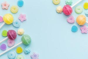 Süss Lutscher und Süßigkeiten auf Blau Hintergrund foto