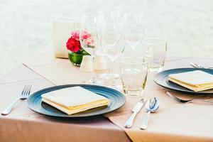romantischer Esstisch mit Weinglas und anderem foto