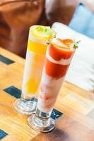 Eis trinken Erdbeer-Smoothies Glas foto