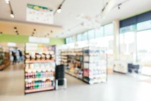 abstrakte Unschärfe und defokussierter Convenience- und Supermarktladen foto