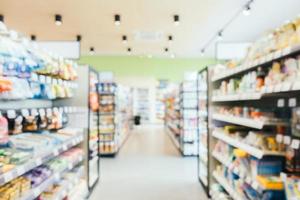 abstrakte Unschärfe und defokussierter Convenience- und Supermarktladen foto