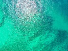 Luftaufnahme des schönen Strandes und des Meeres mit Kokospalme foto