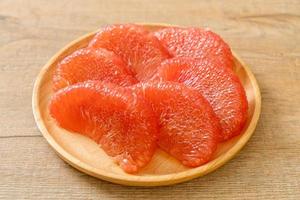 frische rote Pampelmusenfrucht oder Grapefruit auf Teller foto