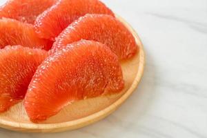 frische rote Pampelmusenfrucht oder Grapefruit auf Teller foto