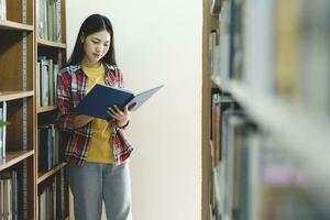 Universität Studenten lesen Bücher im Bibliothek zum Forschung. foto