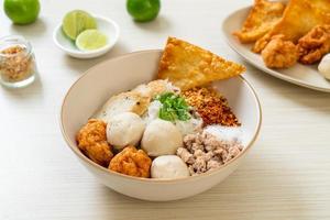 pikante kleine Reisbandnudeln mit Fischbällchen und Garnelenbällchen ohne Suppe - asiatische Küche foto