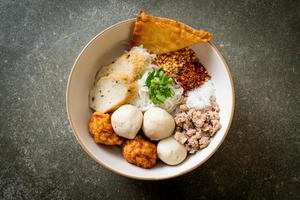 pikante kleine Reisbandnudeln mit Fischbällchen und Garnelenbällchen ohne Suppe - asiatische Küche foto