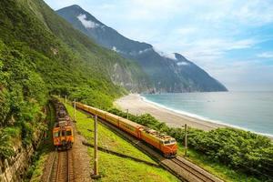 Züge an der Ostküste in der Nähe der Qingshui-Klippe, Hualien, Taiwan foto