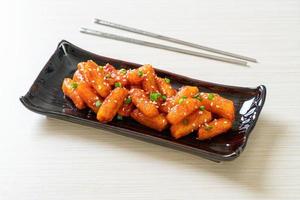 frittierter koreanischer Reiskuchen oder Tteokbokki mit scharfer Sauce - koreanische Küche food foto