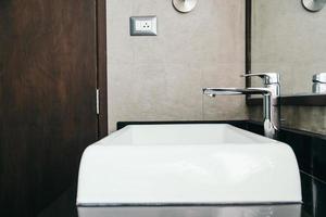 Wasserhahn- und Waschbeckendekoration im Badezimmer foto