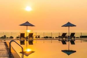 schöner Sonnenschirm und Stuhl um den Pool im Hotel und Resort? foto