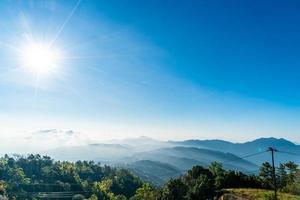 schöne bergschicht mit wolken und sonnenaufgang bei chiang mai in thailand foto