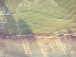 Luftaufnahme von Strand und Meer foto