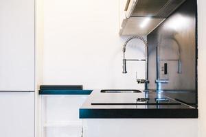 Wasserhahn- und Spülendekoration im Küchenraum