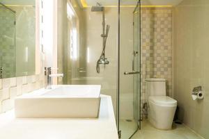 weiße Waschbecken- und Wasserhahndekoration im Badezimmer