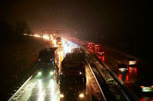 Auto Unfall auf rutschig Straße beim Nacht während Schneefall foto