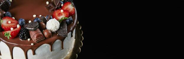 Kuchen dekoriert mit Erdbeere und Schokolade auf dunkel Hintergrund foto