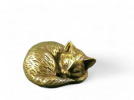 Schlafen Katze schwarz Gold Tier Statue auf Weiß Hintergrund foto