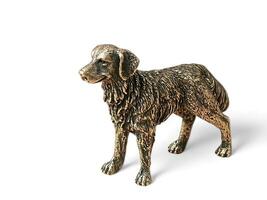 Miniatur Tier Bronze- Hund Statue auf Weiß Hintergrund foto