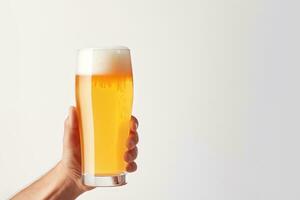 ein männlich Hand halten oben ein Glas von Bier isoliert auf ein Weiß Hintergrund mit Kopieren Raum. ai generiert foto