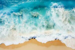 ein atemberaubend Antenne Aussicht von ein tropisch Strand mit Weiß Sand schaumig Wellen und Blau Meer foto
