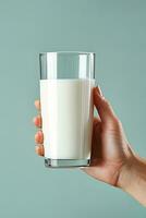 Hand halten ein Glas von frisch Milch. ai generiert foto