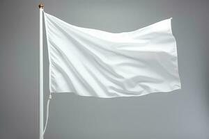 Nahansicht von ein Weiß Flagge winken auf ein Fahnenstange gegen ein grau Hintergrund isoliert foto
