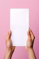ein Mensch Hand halten ein leer Blatt von Weiß Papier oder Karte isoliert auf Rosa Hintergrund. ai generiert foto