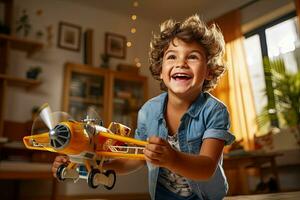 Vater und Sohn abspielen mit ein Spielzeug Flugzeug während das Junge sitzt auf das des Mannes Schultern foto