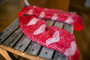 rot Wolle Socken auf hölzern Stuhl foto