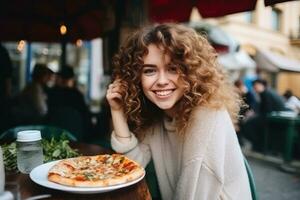 Mädchen isst Pizza im Straße Cafe foto