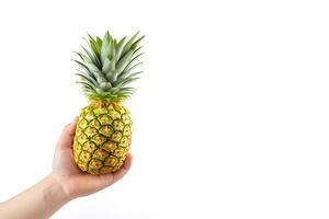 Hand halt frisch Ananas isoliert auf Weiß Hintergrund mit Kopieren Raum. ai generiert foto