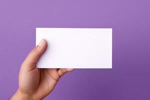 ein Mensch Hand halten ein leer Blatt von Weiß Papier oder Karte isoliert auf lila Hintergrund. ai generiert foto