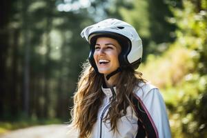 jung cool Frau tragen Motorrad Ausrüstung und Helm, ai generiert foto