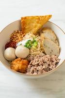 scharfe Eiernudeln mit Fischbällchen und Garnelenbällchen ohne Suppe - asiatische Küche