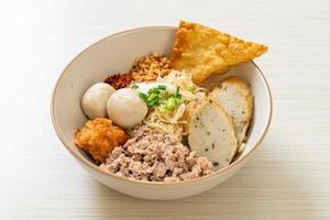 scharfe Eiernudeln mit Fischbällchen und Garnelenbällchen ohne Suppe - asiatische Küche