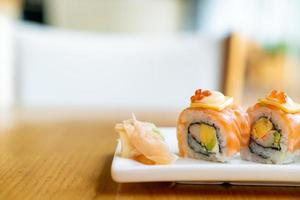 Lachsrolle Sushi mit Käse obenauf - japanische Küche