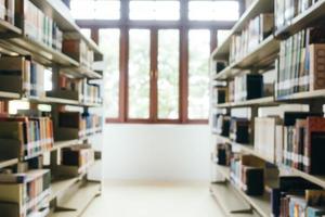 abstrakte Unschärfe und defokussiertes Bücherregal in der Bibliothek foto