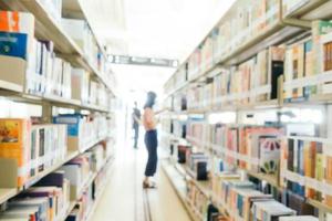 abstrakte Unschärfe und defokussiertes Bücherregal in der Bibliothek foto