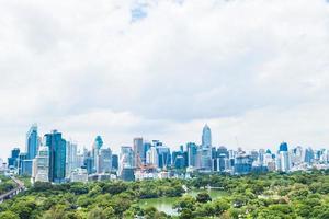 schöner bürogebäudeturm und architektur in der stadt bangkok foto