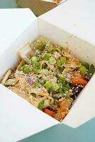 asiatisch Nudeln mit Gemüse und Gewürze im Papier Kisten, Essen draußen foto