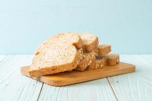 geschnittenes Vollkornbrot auf einem Holztisch foto