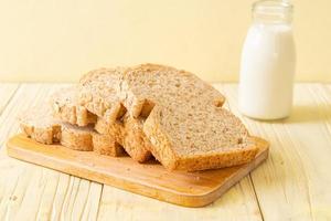 geschnittenes Vollkornbrot auf einem Holztisch foto