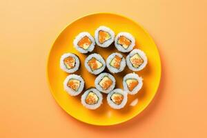 Sushi Rollen auf Teller auf hell Hintergrund, minimal Konzept, oben Sicht. ai generiert foto