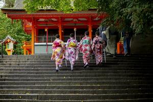 Gruppe von japanisch Frau tragen Tradition Kimono Kleider foto